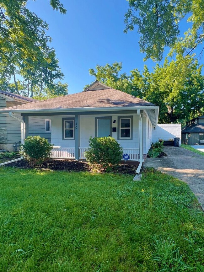 Building Photo - SEE IT NOW: Charming Renovated Bungalow in...
