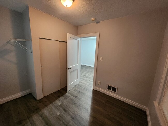 Building Photo - Adorable 2 bedroom 1 bath with spacious closets, detached garage, and updated floors!!