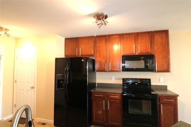 Building Photo - 643 Country Heights Dr