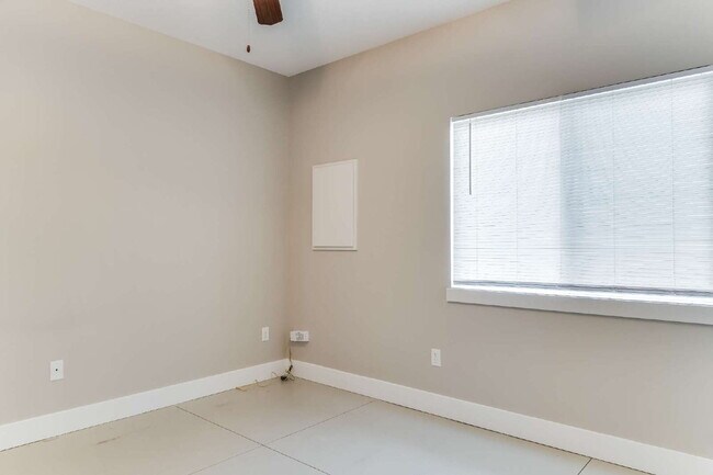 Building Photo - "Charming 3-Bedroom Duplex Retreat with 2 Full Baths in Wichita – 1190 Sq Ft of Comfort!"