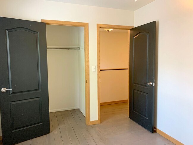 Building Photo - 209 W Mulberry St