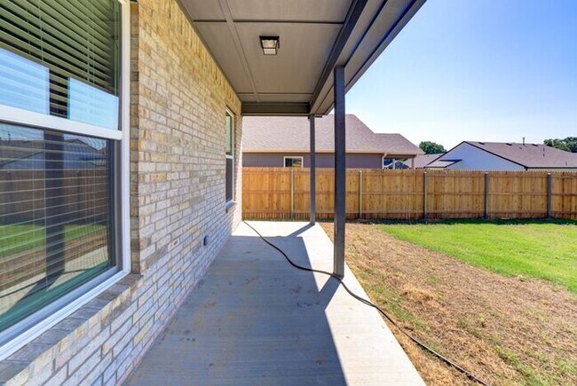 Building Photo - Need More Space? This 4/2.5/2 Has It!