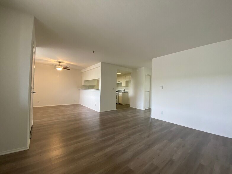 Building Photo - 14020 Yukon Ave