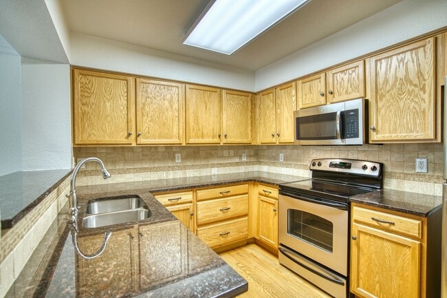 Building Photo - Beautiful Quail Crossing Townhome – Walk t...