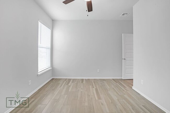 Building Photo - New Listing! Enclave at Parker Village!