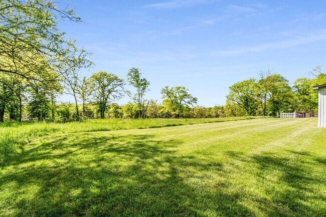 Building Photo - 405 Webb Rd W