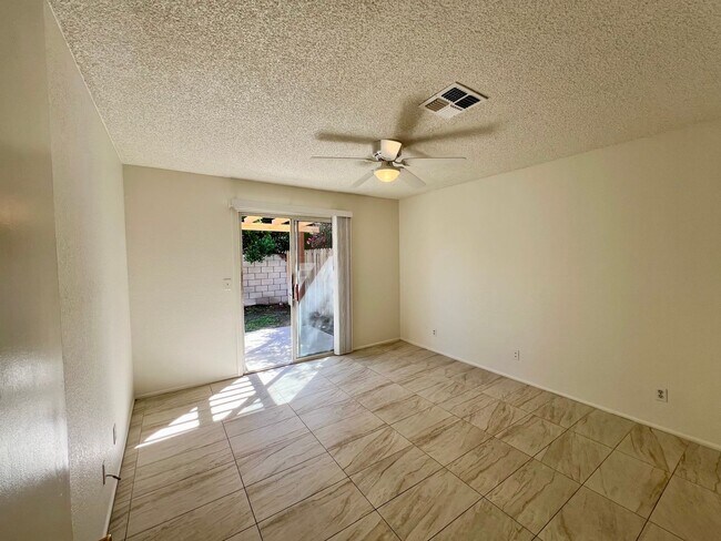 Building Photo - AVAILBLE NOW !!  3-bedroom 2 bath Duplex i...
