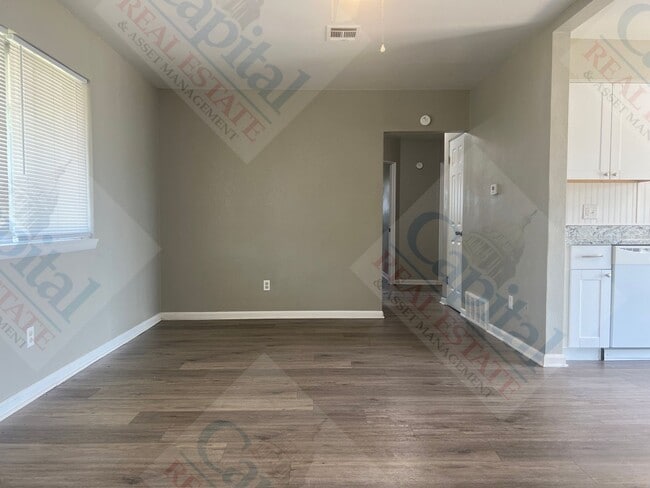 Building Photo - Convenient Location