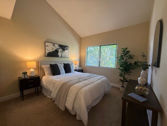 Building Photo - 1166 Capri Dr