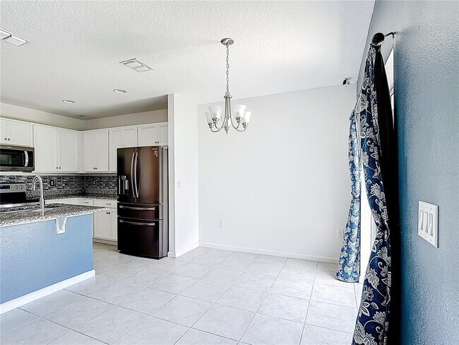 Building Photo - 450 Taft Dr