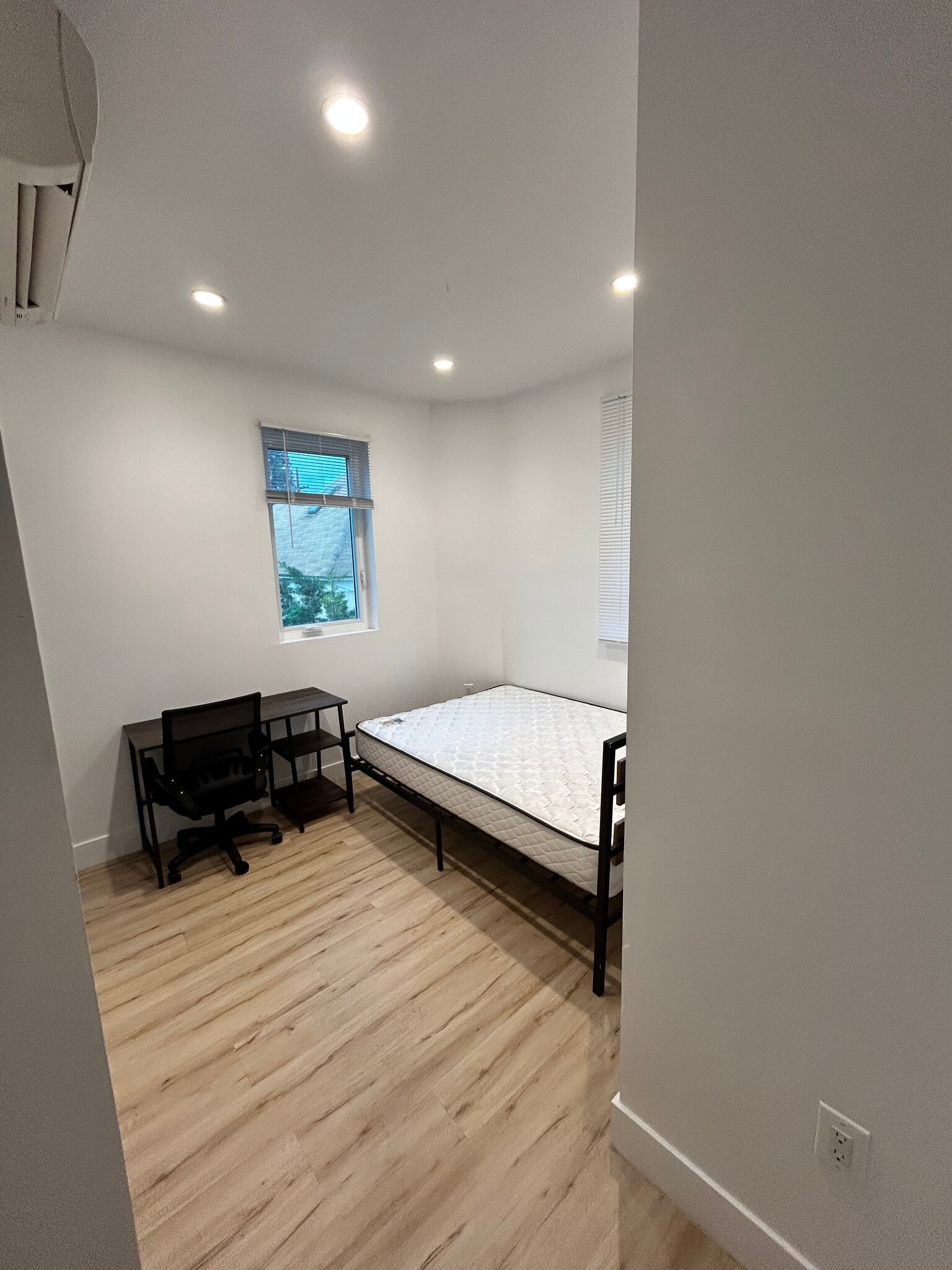 Building Photo - 1334 W 22nd St