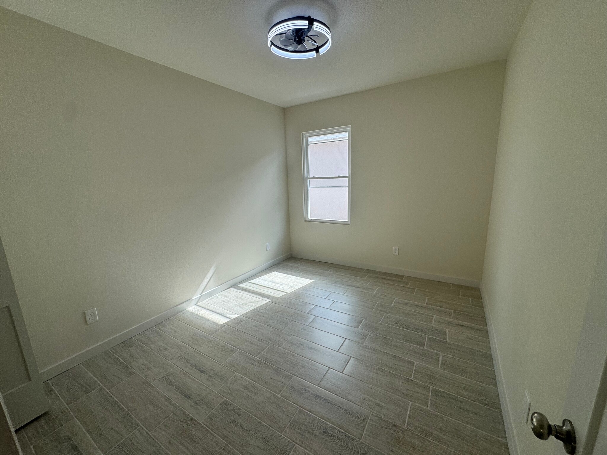 Building Photo - 839 Knollwood Dr