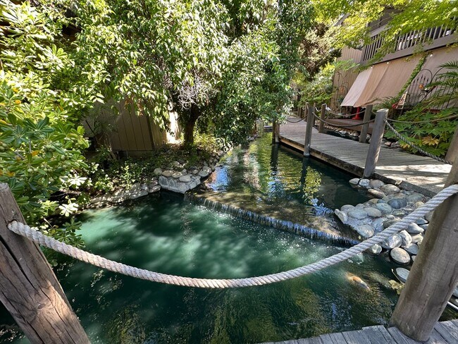 Building Photo - Cute and Cozy 1 Bedroom Condo in Gated Tim...
