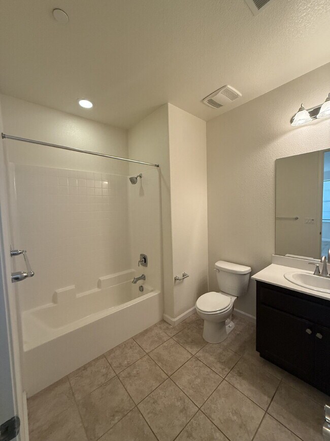 Building Photo - Gorgeous 4 Bed/4 Bath End Unit Condo with ...