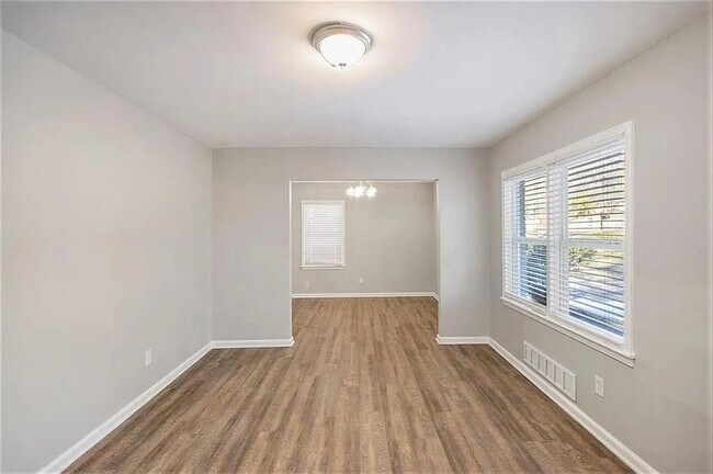 Building Photo - 2077 Rosewood Rd