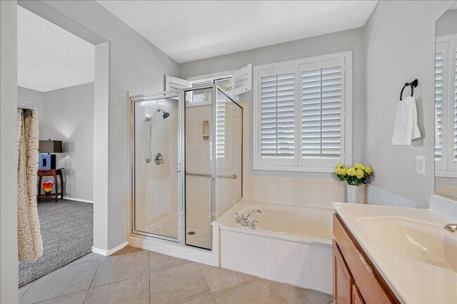 Building Photo - Golf Course Views in Sun City Anthem!  Age...