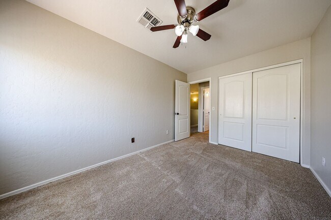 Building Photo - Stunning 3 bedroom, 2.5 bathroom Gold Cour...
