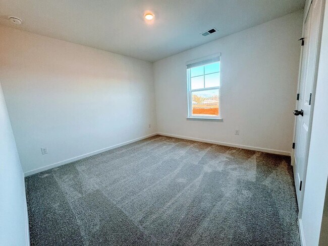 Building Photo - 514 Madison Lakeview Dr