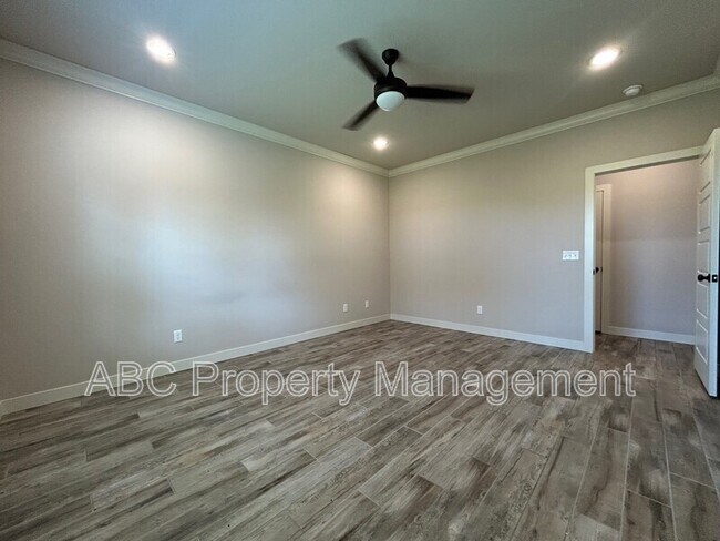 Building Photo - 3305 SW Hillstone Ave