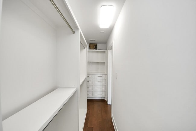 Building Photo - 1112 Amundsen St