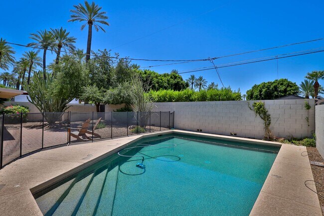Building Photo - 3 Bedroom + den with pool