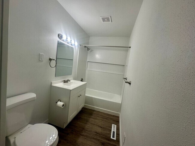 Building Photo - 2525 SE Thompson St