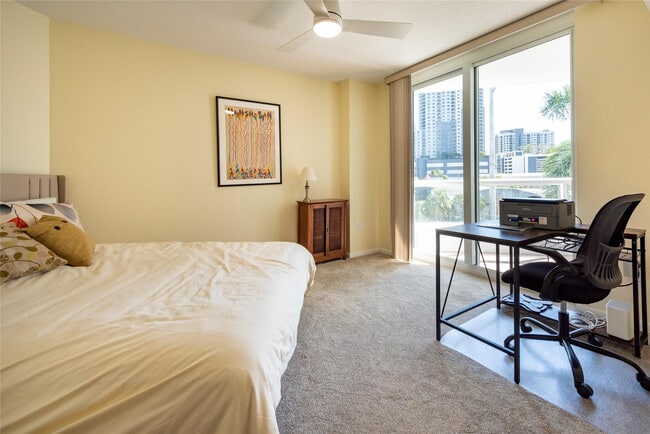 Building Photo - 401 SW 4th Ave