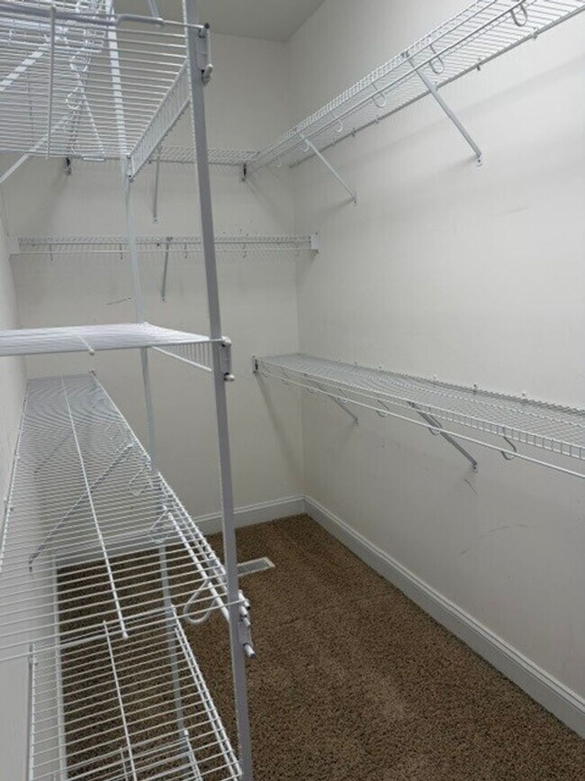 Building Photo - 4 Bed/2.5 Bath Home - Desirable Glen Laurel Subdivision - CBA School District