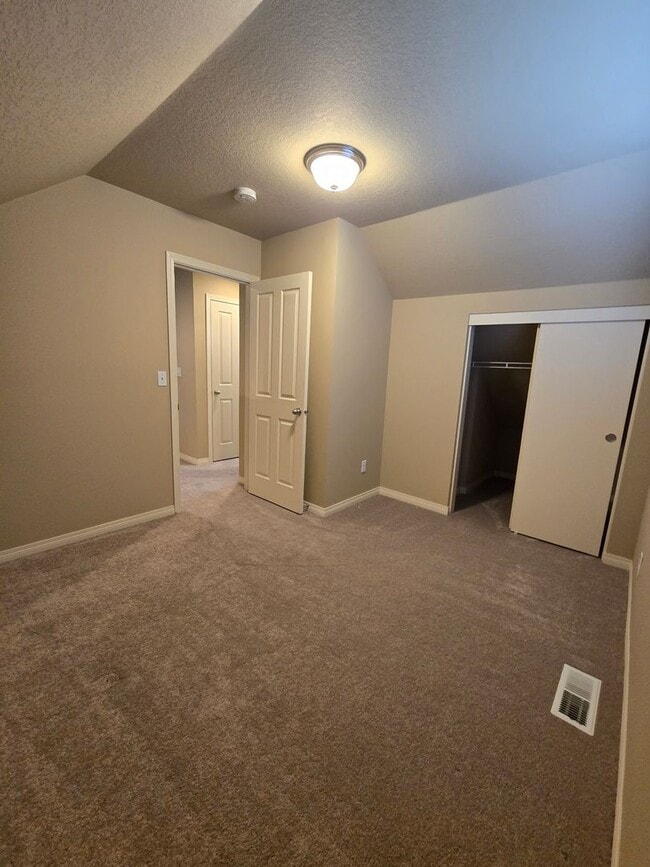 Building Photo - Small Dog Friendly 2 Bedroom 1.5 Bath Hous...