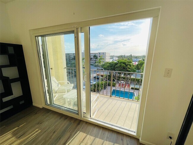 Building Photo - 400 N Riverside Dr