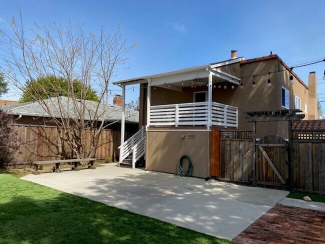 Building Photo - 122 Nueva Ave