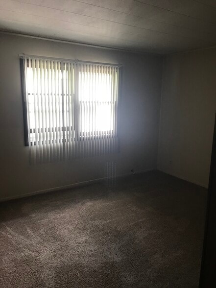 Bedroom - 729 W Vine St
