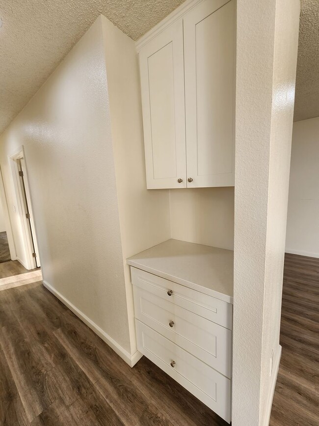 Building Photo - 3 bed, 2 bath