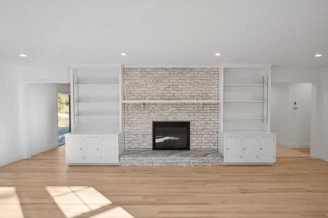 Building Photo - 471A Woodbury Rd