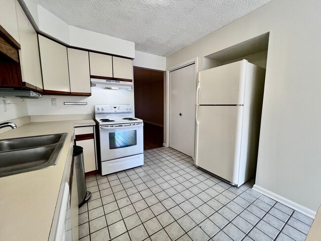 Building Photo - Gorgeous Condo right off Shore Dr, a stree...