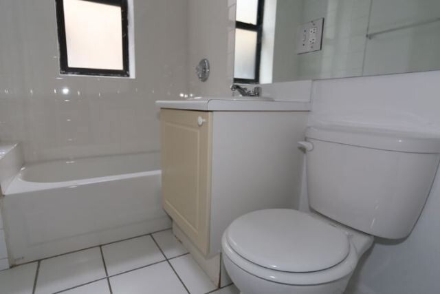 Building Photo - 922 W Dakin St