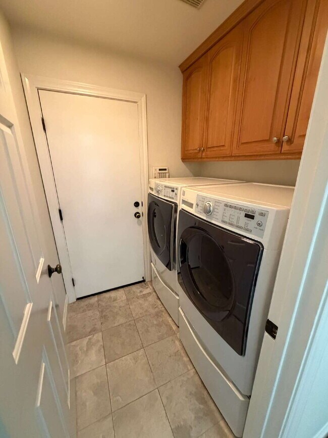 Building Photo - "Charming 4-Bed Oasis with Granite Touches with Tennis and Poolside Bliss steps away in Danville!"