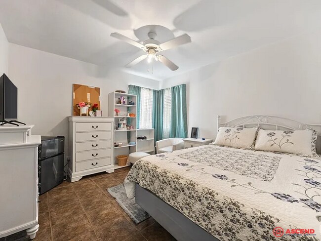 Building Photo - Pet-Friendly 3 Bed, 2 Bath Near Bakersfiel...