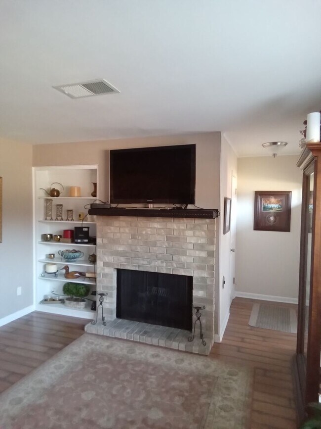 Building Photo - ***Broadmoor / Anderson Island Area***