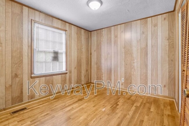 Building Photo - 3137 Lake Forest Dr