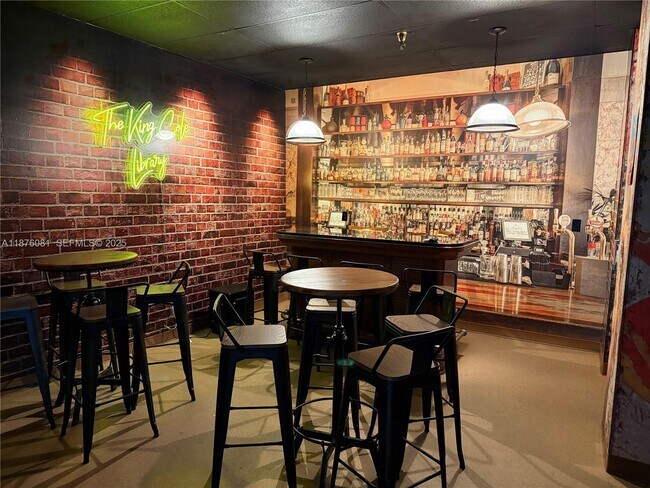 Building Photo - 900 Bay Dr