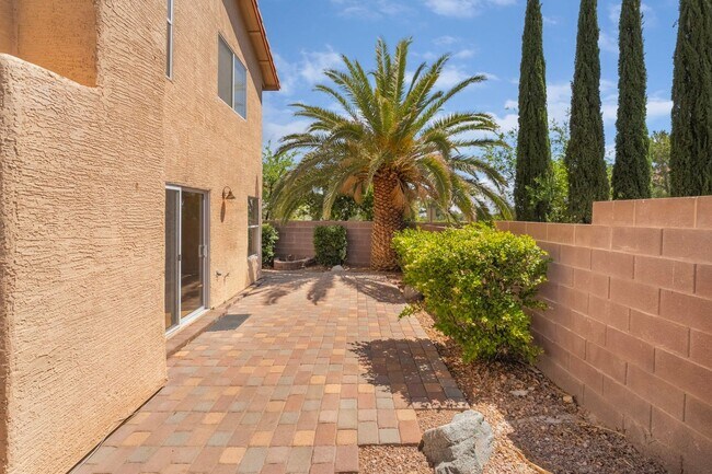 Building Photo - Beautiful Home in a Corner Lot!