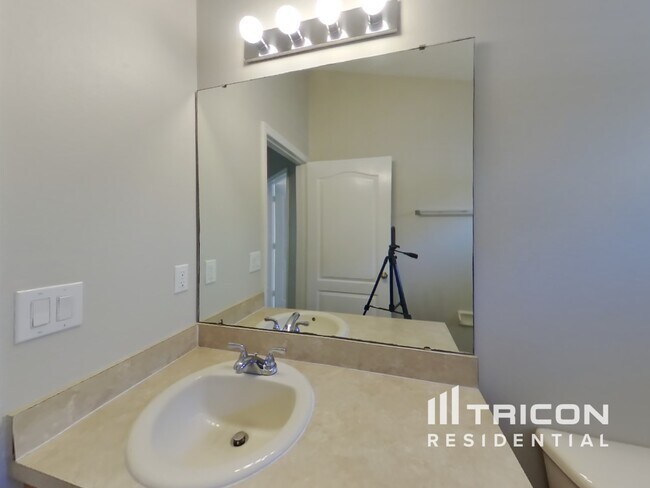 Building Photo - 3921 Langdrum Dr