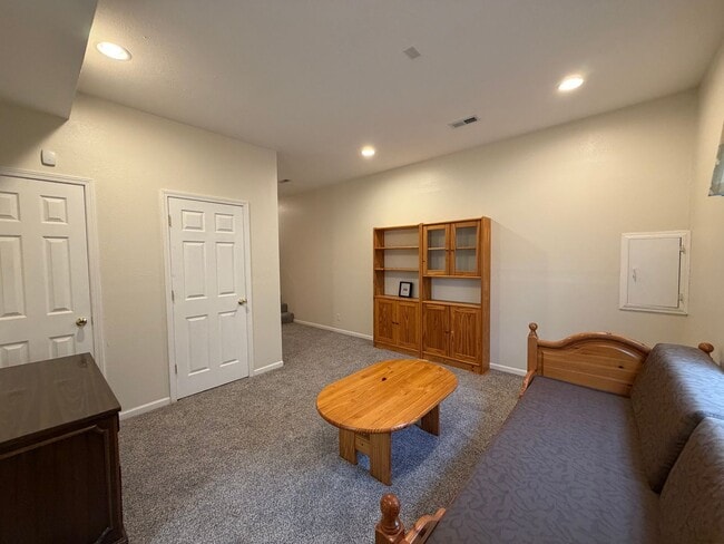 Building Photo - Fully Furnished Short Term Rental!