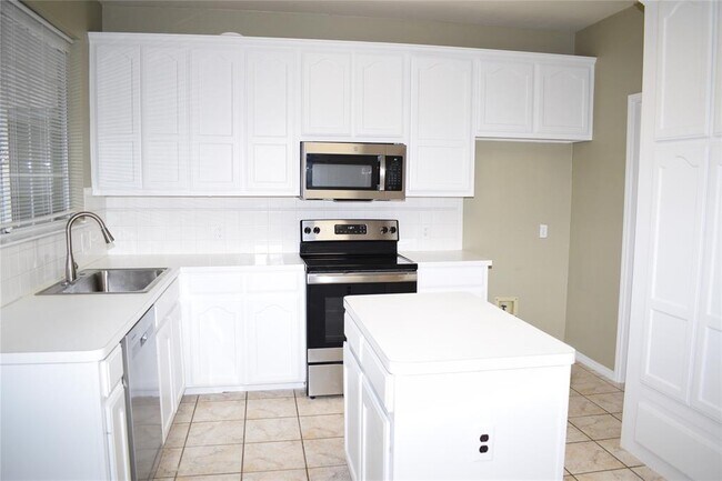 Building Photo - 30007 Oakland Hills Dr