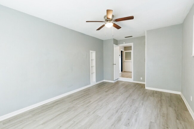 Building Photo - 3 bedroom just minutes away from TTU and Hospitals!