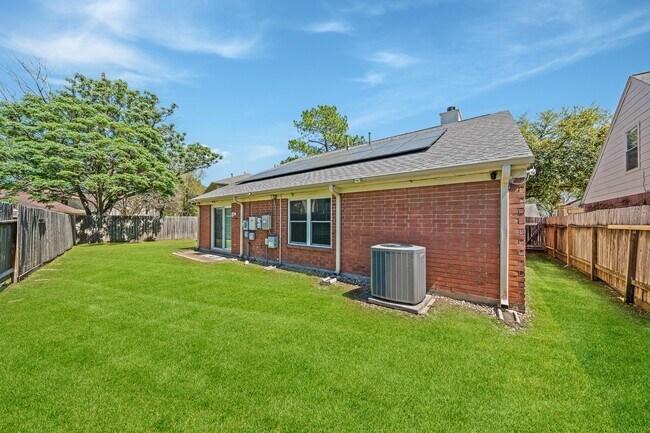 Building Photo - 9915 Villa Verde Dr