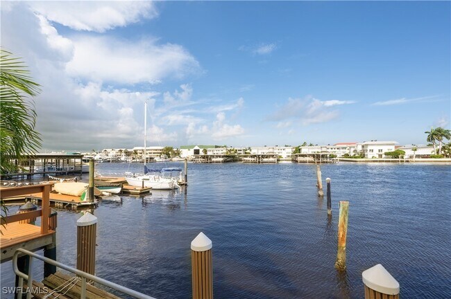 Building Photo - 800 River Point Dr