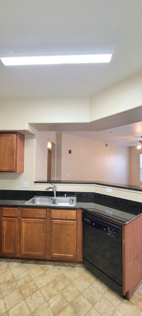 Building Photo - LUXURIOUS 1 STORY CONDO IN NATOMAS W/ ON-S...