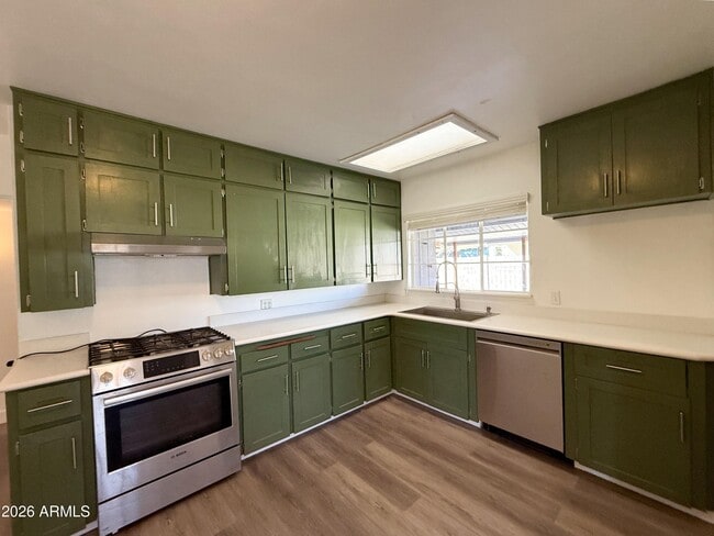 Building Photo - 102 W 8th Pl